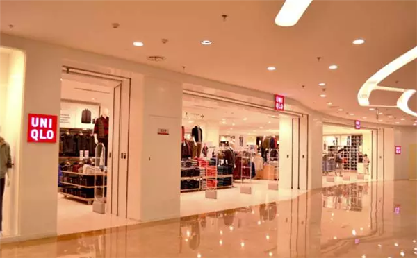 大城市开小店 与之相反,在大城市要开小店。例如北京、上海这种寸土寸金的大城市,以100万~150万元的年租金开一家专卖店,即使4折进货,有60%的赢利空间,算上租金,也很难有很高的净利润。但如果在所有商场里都开一家分店,虽然面积不大,但顾客在所有的商场都能看到品牌,见多自然就记住了,门店的生意也就好做了。 近年来,随着优衣库营业利润提高,根据自身实力的增长,优衣库也会在选择商场时挑选当地繁华的商业中心,例如上海南京路、浦东金谊广场、北京西单大悦城、王府井新东安等地方,这些商城云集了ZARA、H&